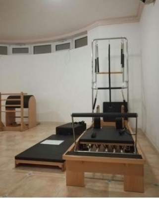 OEM Wood Steel Pilates Exercise Equipment Pilates Reformer With Half Trapeze